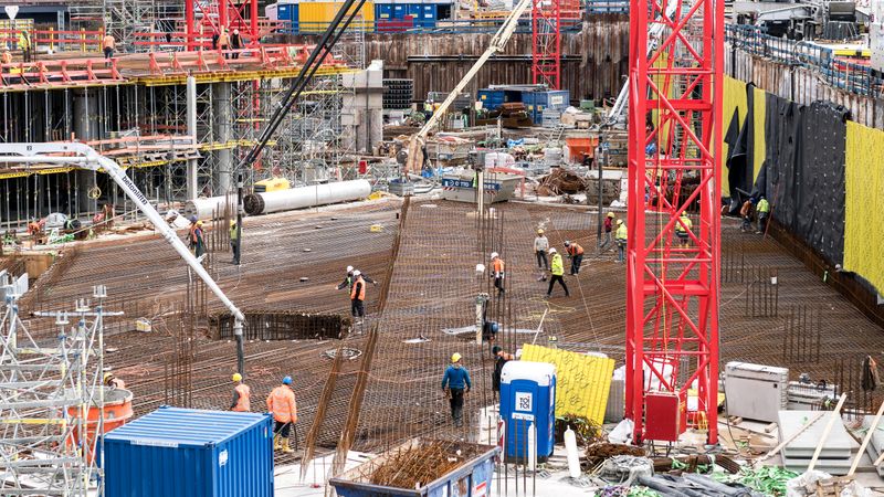 Baumeister bei der Arbeit — M&A Beratung Bausektor