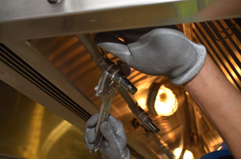Handwerker in mittelständischem Betrieb