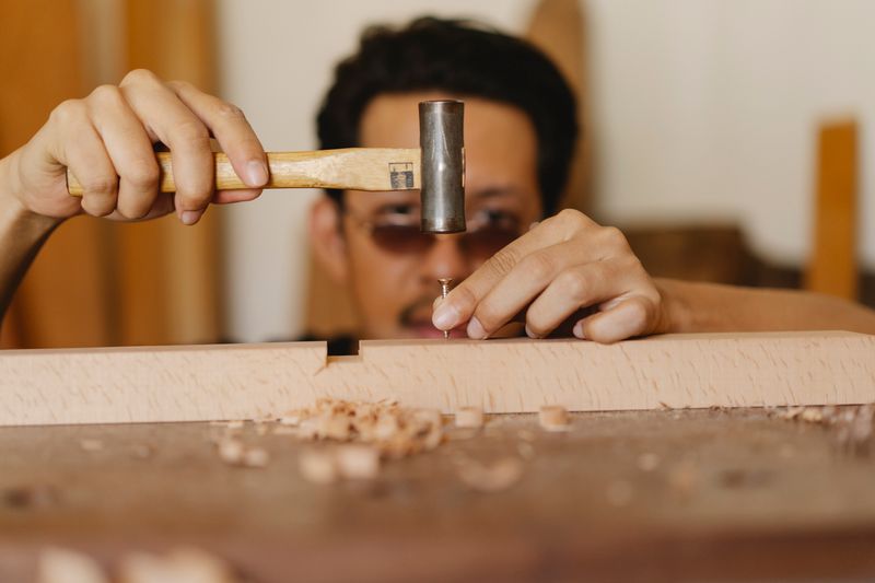 Tischler bei der Übergabe eines Handwerksbetriebs